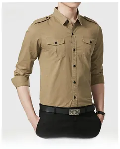 Détail d'une chemise de travail en coton kaki avec épaulettes et poches poitrine