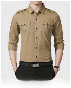 Détail d'une chemise de travail en coton kaki avec doubles poches poitrine et épaulettes