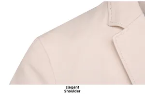 Detailaufnahme von beigem Baumwoll-Sakko mit Fokus auf Schulternaht und feiner Twill-Struktur