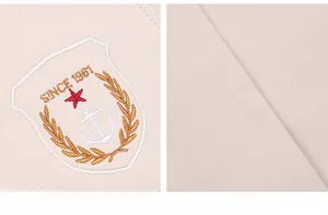 Detailansicht des gestickten Abzeichens mit Anker-Logo und Köper-Baumwollgewebe