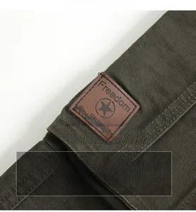 Détail du pantalon cargo avec écusson en cuir Freedom et texture en toile résistante