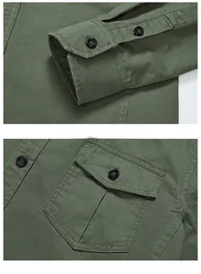 Détail d'une chemise vert armée avec poignets réglables à double bouton et poche poitrine
