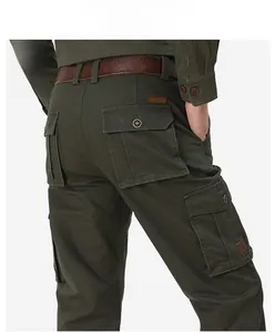 Détails du pantalon cargo vert armée avec grandes poches à rabat et coutures renforcées