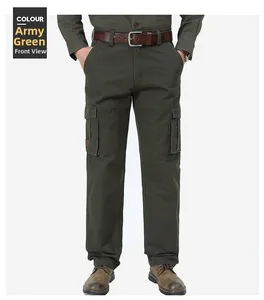Détail du pantalon cargo vert armée avec grandes poches latérales et coupe droite