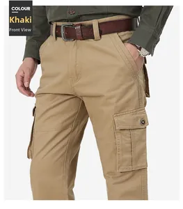 Détail d'un pantalon cargo kaki avec de grandes poches utilitaires et des coutures renforcées