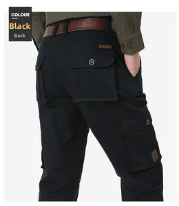 Détail du pantalon cargo noir avec poches arrière à rabat et étiquette en cuir de qualité