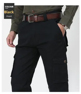 Détail du pantalon cargo noir avec grandes poches latérales et texture en coton dense
