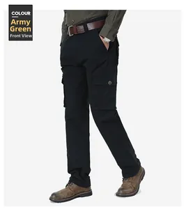Détail des grandes poches cargo sur un pantalon de travail noir en coton robuste