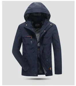 Detail der verstellbaren Kapuze und Reißverschlusstasche dieser blauen Windjacke