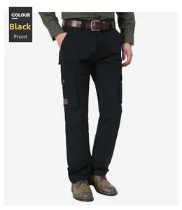Vue détaillée du pantalon cargo noir pour homme avec grandes poches latérales et tissu
