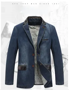 Dettaglio di blazer in denim blu scuro con finiture in pelle e fodera con motivo paisley