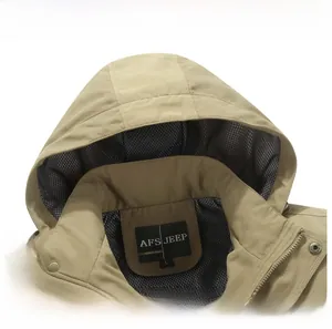 Detail der khakifarbenen Outdoor-Jacke mit grauem Netzfutter und Kragenreißverschluss