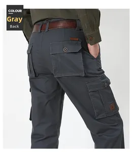 Vue détaillée du dos d'un pantalon cargo gris pour homme avec poches et logo en cuir