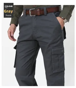 Détail du pantalon cargo gris foncé avec poches latérales à rabat et sergé de coton robuste