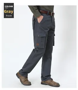 Vue détaillée du pantalon cargo gris avec poches utilitaires multiples et sergé de coton