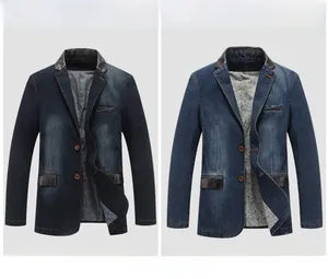 Dettaglio dei revers del blazer in denim con patchwork in pelle e fodera interna floreale