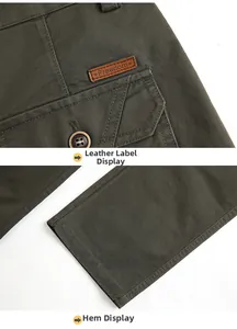Détails du pantalon cargo avec patch en cuir décoratif et finitions des coutures