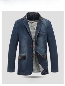 Dettaglio del blazer in denim blu scuro con colletto in pelle marrone e fodera paisley