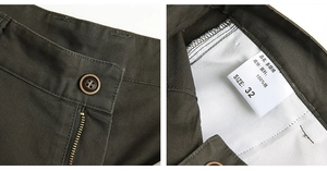 Détail du pantalon cargo vert olive avec fermeture éclair et étiquette en coton