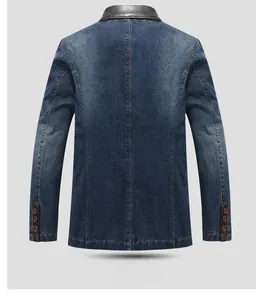 Vista posteriore della giacca di denim lavato con colletto in pelle e taglio sartoriale