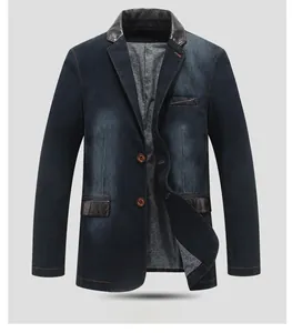 Vista dettagliata del blazer in denim blu scuro con patchwork in pelle marrone sul rever