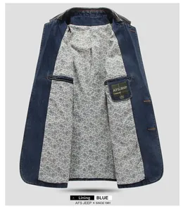 Dettaglio della fodera della giacca di jeans con motivo paisley e finiture in pelle