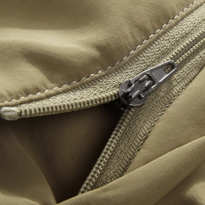 Khaki Nylonjacke Nahaufnahme mit hochwertigem, mattem Metallreißverschluss