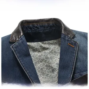Dettaglio della giacca in denim con colletto in pelle marrone e fodera paisley