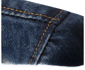 Dettaglio delle cuciture rinforzate sulle spalle di una giacca di jeans blu scuro