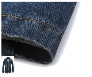 Dettaglio dell'orlo della giacca in cotone blu con cuciture oro e fodera paisley