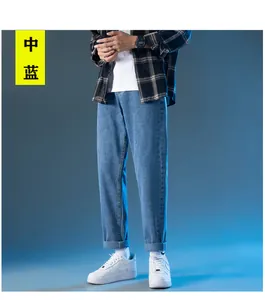 Détail du jean droit bleu moyen pour homme avec ourlet retroussé au style décontracté