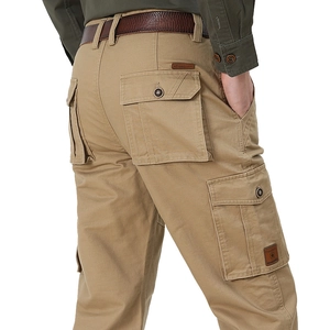 Pantalon cargo kaki pour homme avec plusieurs poches et ceinture marron, coupe droite