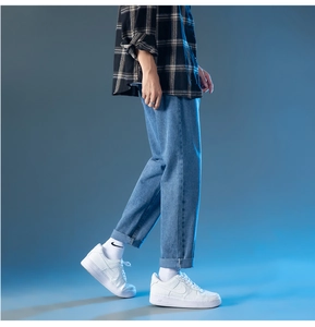 Détail d'un jean bleu pour homme à coupe droite avec revers au bas du pantalon