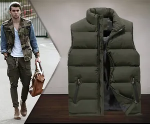 Dettaglio del gilet trapuntato verde scuro con colletto in piedi, tasche con zip e taglio slim