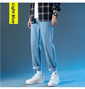 Vue détaillée du jean droit bleu clair pour hommes avec ourlet classique à revers