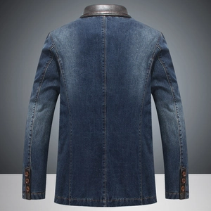 Vista posteriore giacca in cotone denim da uomo con colletto e polsini in pelle