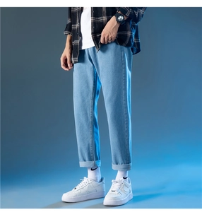 Jean bleu clair pour hommes avec ourlets retroussés et coupe droite décontractée