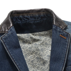 Giacca di jeans blu da uomo con colletto in pelle marrone e fodera paisley vintage