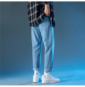 Détail du jean denim droit bleu clair avec ourlet revers fixe et coupe décontractée chic