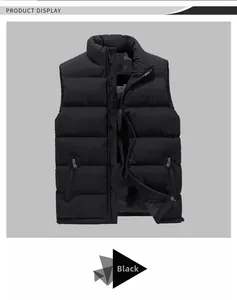 Dettaglio del gilet imbottito nero da uomo con cuciture orizzontali e tasche con zip