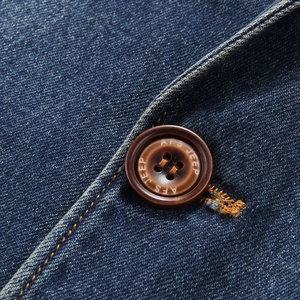 Giacca blazer casual da uomo in cotone blu con trama denim e dettaglio bottone marrone