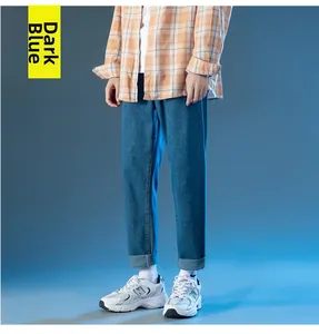 Détail du jean droit bleu foncé avec ourlets repliés et texture denim de haute qualité