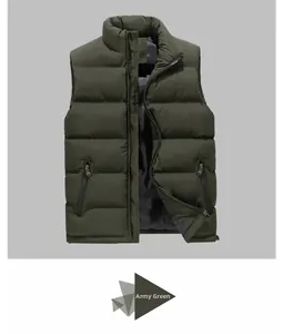 Dettaglio del gilet imbottito verde scuro con collo alto e tasche con cerniera