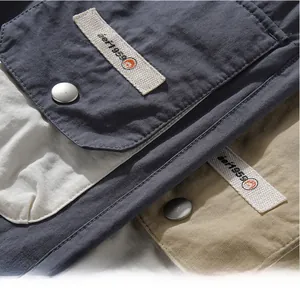 Dettaglio della tasca a patta dei pantaloni cargo con bottone a pressione e etichetta