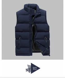 Dettaglio del gilet trapuntato uomo blu scuro con collo alto e tasche con cerniera