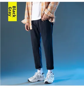 Vue détaillée du jean denim gris foncé coupe ajustée montrant la texture du tissu