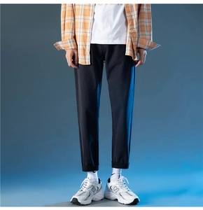 Détail du pantalon noir pour homme à coupe droite avec ourlet retroussé élégant