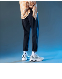 Vue détaillée du pantalon en jean noir délavé avec ourlet retroussé et coupe droite décontractée