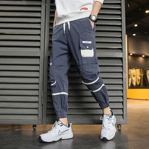 Pantaloni cargo jogger blu scuro da uomo con tasche grandi e dettagli bianchi