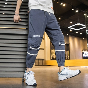 Pantaloni cargo uomo blu scuro con grandi tasche laterali e polsini elastici alla caviglia